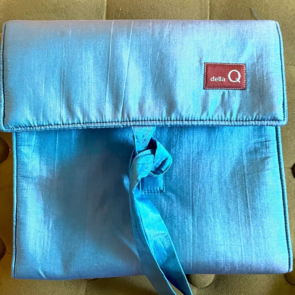 Della Q The Que Circular Needle Case
